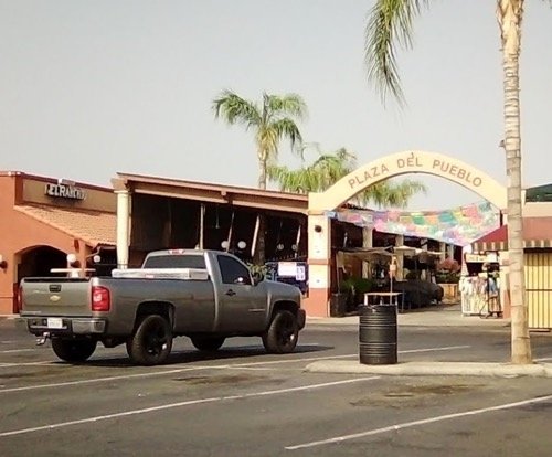 Mercado Bakersfield plaza