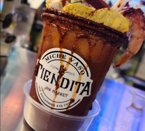 Tiendita JNK Market con bebidas latinas en Covina